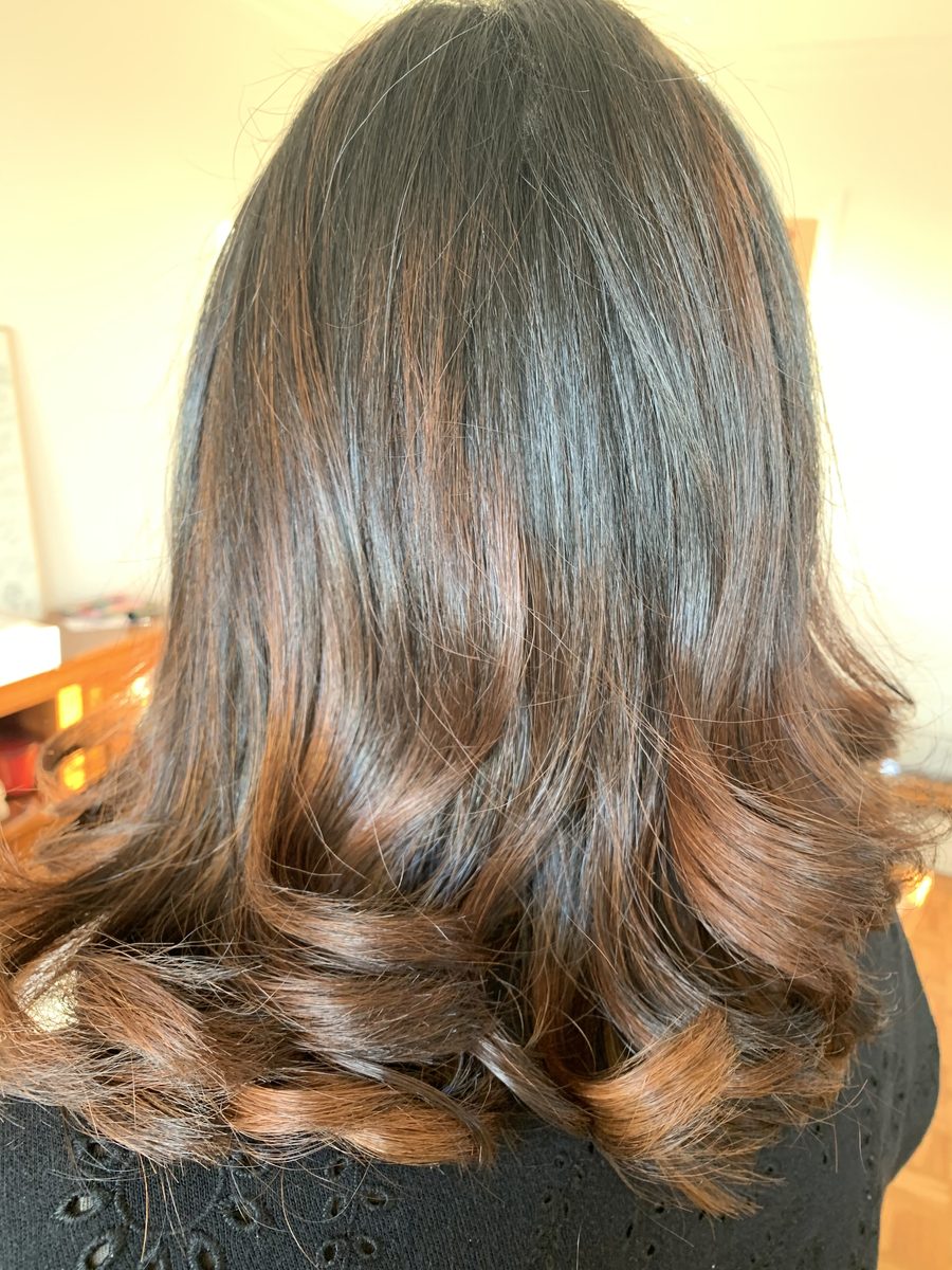 Medium curly hair, glossy