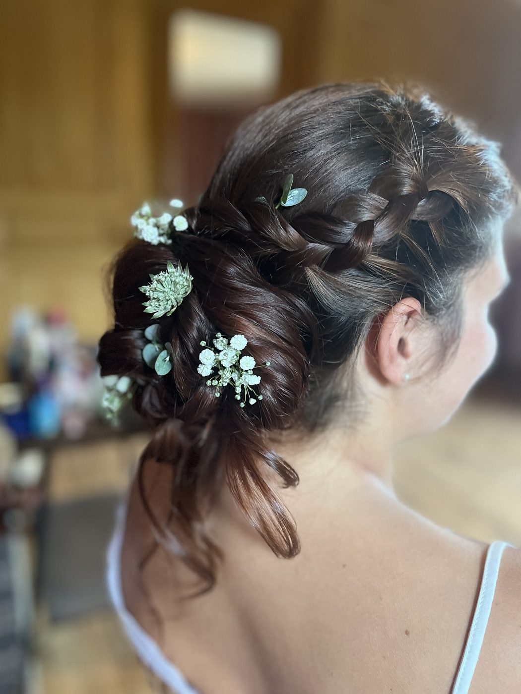 Chignon de mariée avec fleurs naturelles